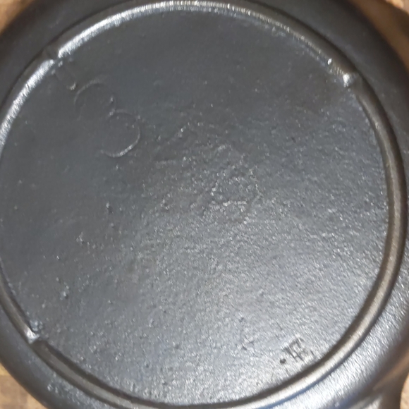 Vintage Unmarked Lodge Cast Iron Skillet, #3 - Picture 13 of 15